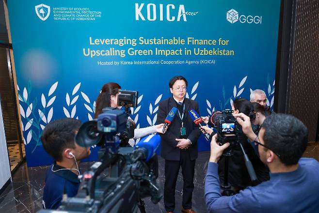 코이카가 우즈베키스탄 기후위기 대응을 위해 1조4000억원 규모의 국제 채권 발행에 성공하고 이 경험을 공유하기 위한 행사를 개최했다. 지난달 27일(현지시각) 우즈베키스탄 타슈켄트에서 열린 성과 공유 행사에서 신명섭 코이카 우즈베키스탄 사무소장이 현지 언론 인터뷰를 통해 사업 성과를 설명하고 있다. /사진=코이카
