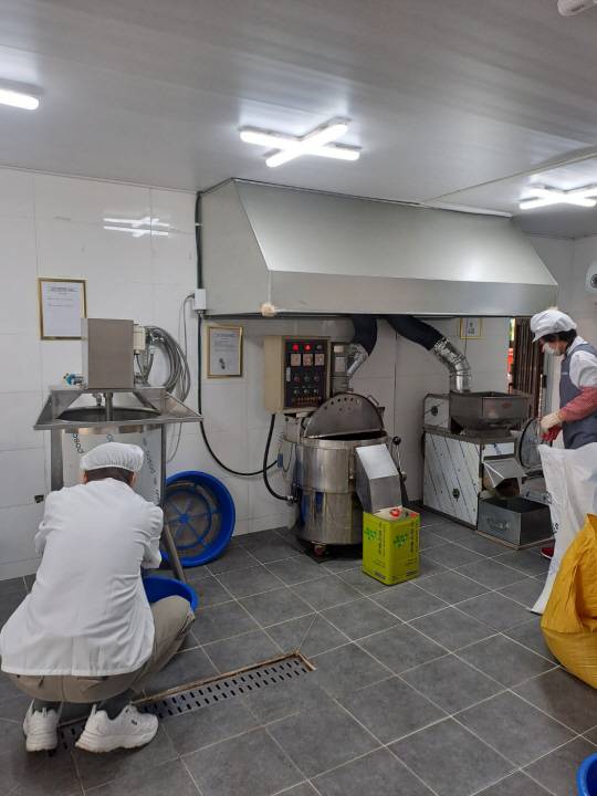 서울 강서구 관내에서 어르신들이 어르신일자리에 참여하고 있다. 강서구청 제공