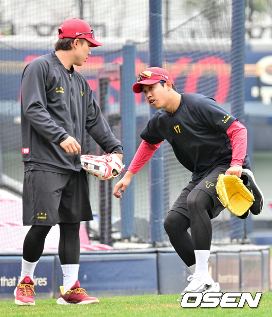 임기영이 외야수 최원준과 이야기를 나누고 있다. /OSEN DB
