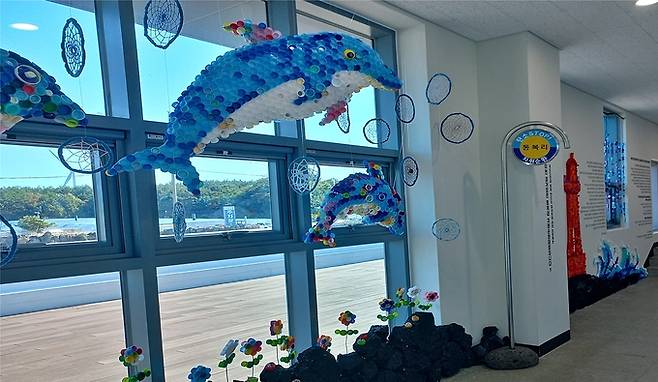 제주광역생활자원회수센터 관리동 복도에 전시된 병뚜껑 조형물. 제주도지속가능발전협의회 제공