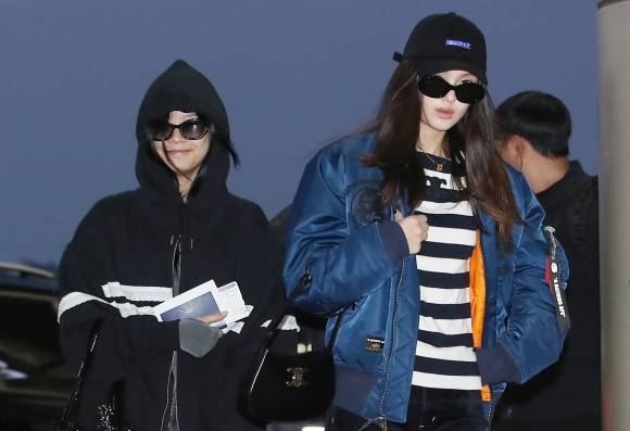 걸그룹 뉴진스 하니(왼쪽)와 다니엘이 일본 도쿄 마쿠하리 멧세에서 열리는 ‘카운트다운 재팬 24/25’ 일정을 위해 29일 오전 김포국제공항을 통해 출국하고 있다. 2024.11.29 뉴스1