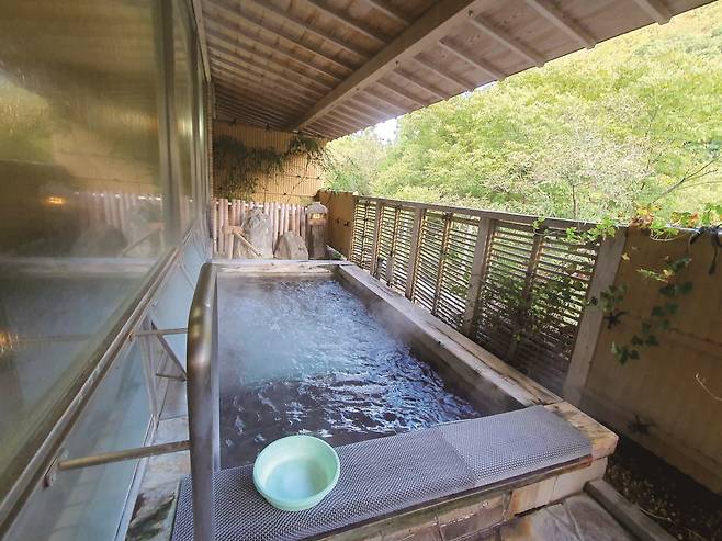 각자의 기호와 취향에 맞춰 골프장과 호텔을 조합한 뒤 온천욕이든 쇼핑이든 마저 채우면 나만의 소도시 골프투어가 완성된다. 신 카바카와 온천호텔의 노천 온천