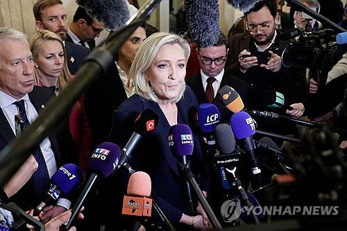 정부 해산시키겠다는 극우 르펜  (파리 AFP=연합뉴스) 마린 르펜 국민연합(RN) 하원 원내대표가 2일(현지시간) 기자들에게 정부에 대한 불신임안을 발의하겠다고 발표하고 있다. 2024.12.02.