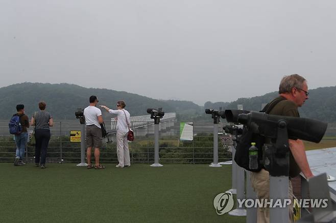 임진각 찾은 외국인들 (파주=연합뉴스) 임병식 기자 = 경기도 파주시 임진각에서 외국인 관광객들이 임진강 일대를 둘러 보고 있다. 2018.9.16 andphotodo@yna.co.kr