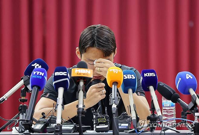 Jun-ho Son with his head bowed (Suwon = Yonhap News) Reporter Jun-woo Kwon = Former national soccer team member Jun-ho Son (Suwon FC) sheds tears while holding a press conference regarding his permanent expulsion from the Chinese Football Association at the Suwon City Sports Center in Jangan-gu, Suwon-si, Gyeonggi-do on the afternoon of the 11th.   Son Jun-ho, who was released in March after being detained by Chinese police for 10 months amid suspicions of Chinese professional soccer match-fixing, was permanently expelled from the Chinese Football Association. 2024.9.11 stop@yna.co.kr