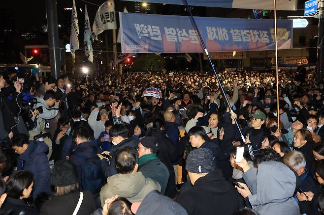 4일 새벽 국회 앞에서 시민들이 국회 계엄 해제 요구안 가결 소식을 듣고 기뻐하고 있다. (사진=연합뉴스)