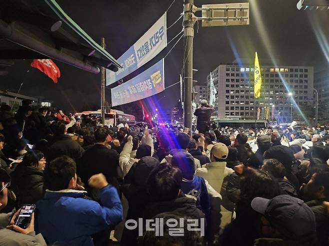 국회가 비상계엄 해제 요구 결의안을 통과시킨 4일 오전 서울 여의도 국회 앞 모인 시민들이 환호하고 있다. (사진=김형환 기자)