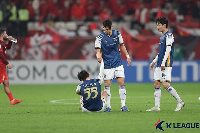 3일 상하이 하이강과의 경기에서 수적 우세에도 1-1 무승부에 그치자 아쉬워하는 광주FC 선수들