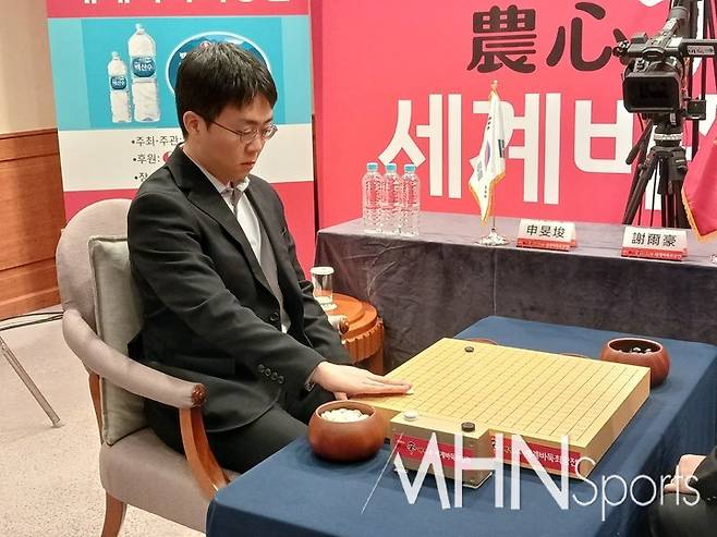 신민준 9단이 반상에 첫 수를 두고 있다.(MHN스포츠 엄민용 선임기자)