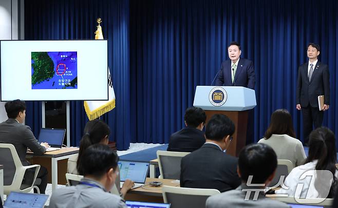 윤석열 대통령이 3일 용산 대통령실 청사에서 열린 첫 국정브리핑에서 "포항 영일만 앞바다에서 막대한 양의 석유와 가스가 매장돼 있을 가능성이 높다는 물리탐사 결과가 나왔다＂고 발표하고 있다. 2024.6.3/뉴스1 ⓒ News1 송원영 기자