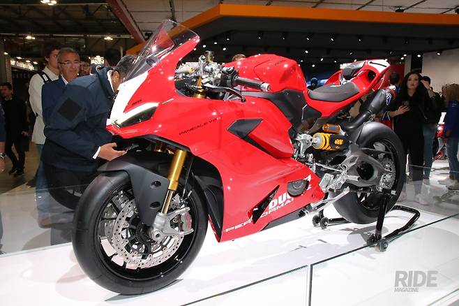 두카티 파니갈레 V2