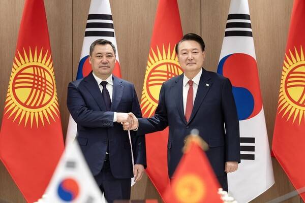 윤석열 대통령이 지난 3일 서울 용산 대통령실에서 열린 한·키르기스스탄 정상회담에서 사디르 자파로프 키르기스스탄 대통령과 악수하며 기념촬영을 하고 있다. ⓒ대통령실 뉴스룸