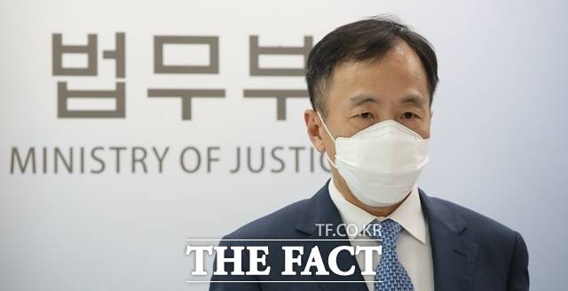 윤석열 대통령의 비상계엄 선포에 반대해 사직서를 제출한 류혁 법무부 감찰관이 4일 "내란 수괴가 권력을 차지하고 있는 지금이야말로 국가적 비상 상황이다"라고 말했다. /뉴시스
