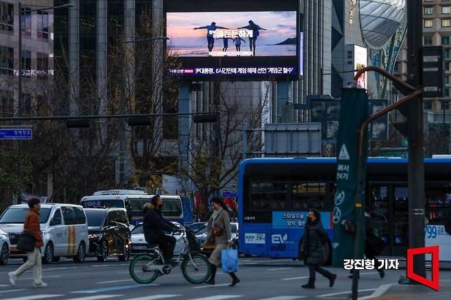 4일 서울 중구 프레스센터 전광판에 윤석열 대통령 비상계엄 선포 및 해제 선언 관련 뉴스가 보도되고 있다. 강진형 기자