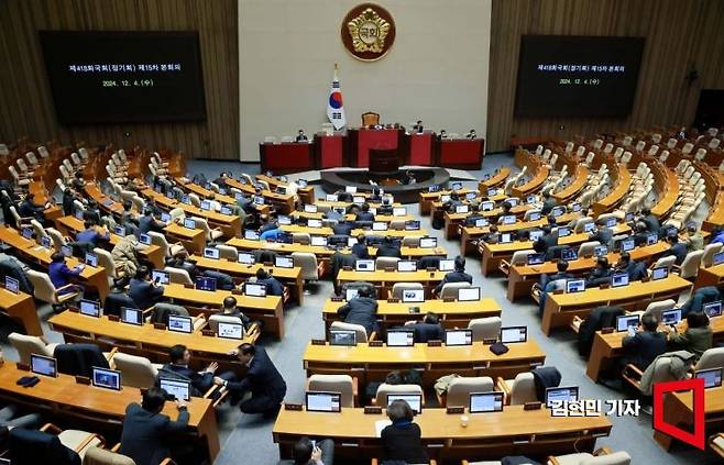 4일 새벽 국회에서 비상계엄 해제요구 결의안이 가결된 후 야당 의원들이 본회의장을 지키며 밤샘 대기를 하고 있다. 윤석열 대통령은 3일 밤 긴급 성명을 통해 비상계엄을 선포했다. 김현민 기자