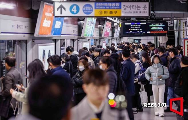 민주노총 공공운수노조 전국철도노동조합이 준법투쟁(태업)에 돌입한 18일 서울 지하철1호설 서울역에서 시민들이 열차를 기다리고 있다. 강진형 기자