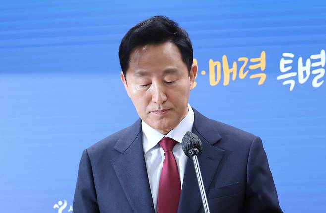 오세훈 서울시장이 3일 오후 서울시청 브리핑룸에서 보도진 질문을 듣고 있다. /연합뉴스