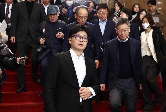 국민의힘 한동훈 대표와 추경호 원내대표가 4일 오전 서울 여의도 국회에서 열린 비공개 의원총회 결과 브리핑을 마친 후 이동하고 있다. /뉴스1