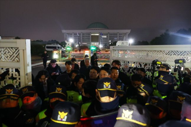 윤석열 대통령이 비상계엄령을 선포한 가운데 3일 오후 서울 여의도 국회 앞에서 경찰 병력들이 국회를 둘러싸고 출입을 통제하고 있다. ⓒ데일리안 홍금표 기자