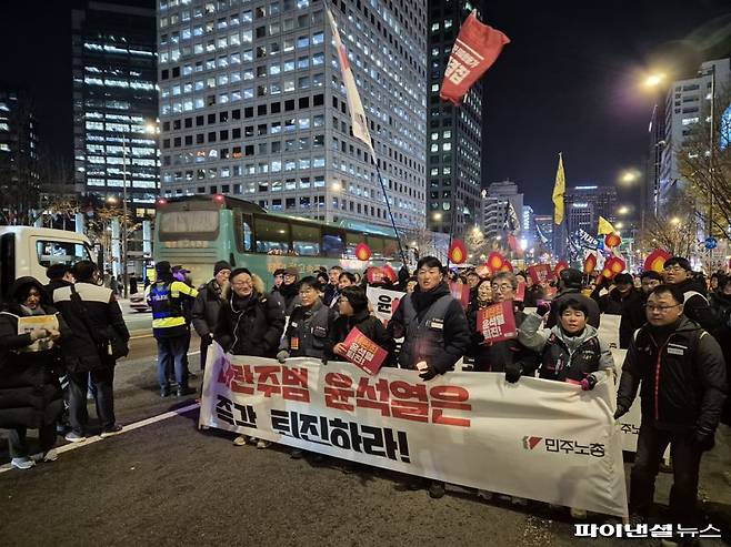 4일 오후 세종대로에서 윤석열 대통령의 퇴진을 촉구하는 시민 행진이 이어졌다. 사진=김동규 기자