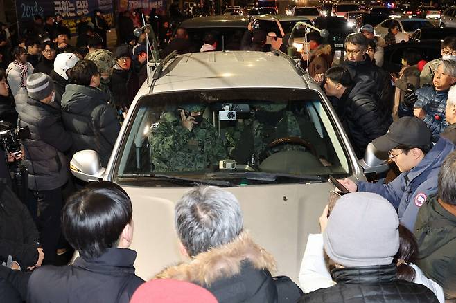 윤석열 대통령이 비상계엄을 선포한 3일 밤 서울 여의도 국회 앞에서 많은 시민들이 모여들어 군용차량의 진로를 막고 있다. 윤운식 선임기자