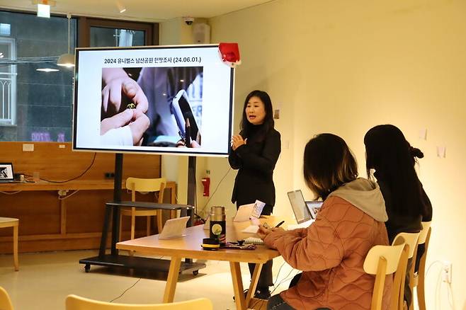 지난달 30일 서울 서대문구에서 열린 ‘2024 시민과학 콘퍼런스 자연을 지키는 힘, 시민과학’에서 조수정 ‘벌볼일있는사람들’ 공동대표가 올해 야생 벌 관찰 기록을 공유하고 있다. 서울환경연합 제공