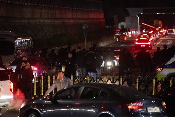 윤석열 대통령이 전격적으로 계엄령을 선포한 4일 새벽 서울 용산 대통렬실 앞에서 경찰병력이 출입을 통제하고 있다. 뉴스1