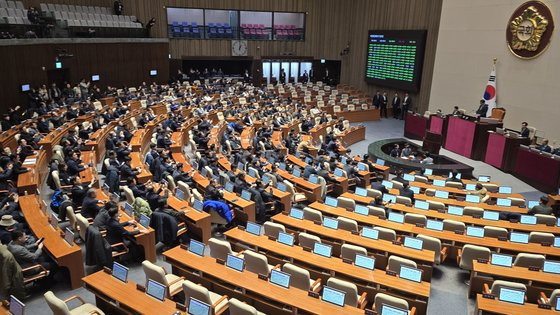 윤석열 대통령이 계엄령을 선포한 다음 날인 4일 새벽 국회 본회의장에서 비상계엄 해제 요구 결의안이 재석 190명, 찬성 190명으로 통과되고 있다. 김성룡 기자