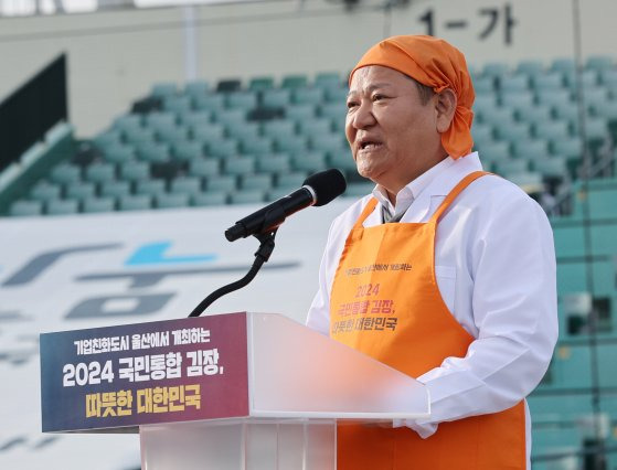 3일 오후 울산시 남구 문수야구장에서 열린 '2024 국민통합 김장' 행사에서 이상민 행정안전부 장관이 발언하고 있다. [연합뉴스]