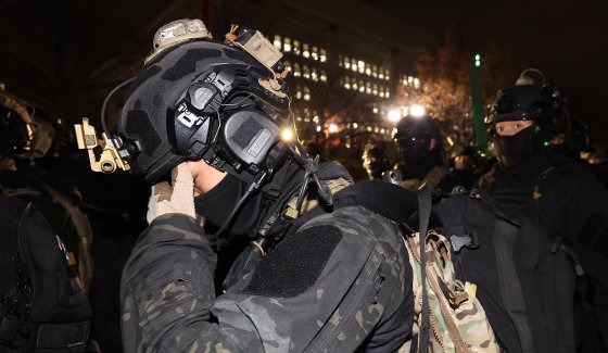 윤석열 대통령의 비상계엄 해제 요구 결의안이 국회 본회의에서 통과된 4일 새벽 무장 계엄군이 국회를 철수하고 있다. 여야는 이날 본회의에서 재석 190명 중 찬성 190명으로 비상계엄 해제 요구 결의안을 가결 처리했다. 이에 따라 계엄령 선포는 무효가 됐다고 국회의장실은 설명했다. 뉴스1