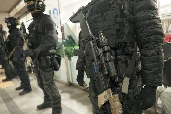 윤석열 대통령이 긴급 대국민 담화를 통해 비상계엄령을 발표한 가운데 4일 서울 여의도 국회에서 계엄군이 본청 출입구를 봉쇄하고 있다. 전민규 기자 / 20241204