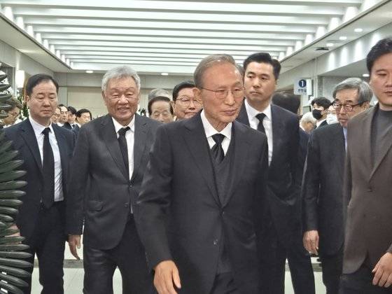 4일 구위숙 여사 빈소에 방문한 이명박 전 대통령. 사진 공동취재단