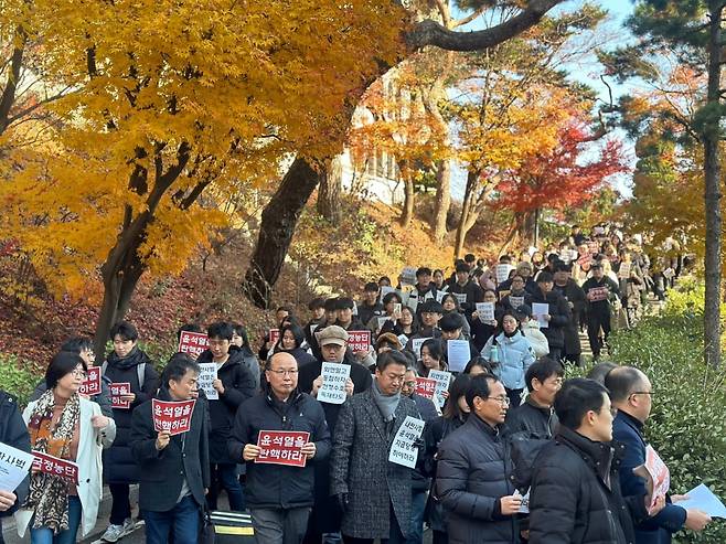 4일 오후 2시 고려대 교수와 학생 약 400명이 성북구 서울캠퍼스 중앙도서관에 모여 시국선언을 한 뒤 중앙광장까지 구호를 제창하며 행진하는 모습. 이들은 이날 △윤 대통령 즉시 직무정지 및 탄핵 △김용현 국방부 장관, 박안수 계엄사령관 즉각 체포 및 엄벌 △김건희 국정농단 규명을 요구했다. 이혜인 기자