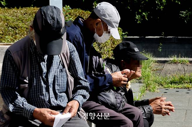 노인의 날이었던 지난 10월 2일 서울 종로구 탑골공원에서 어르신들이 시간을 보내고 있다. 성동훈 기자