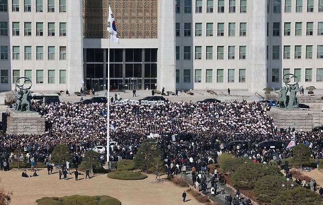 더불어민주당, 조국혁신당, 진보당 등 야당 의원들과 시민단체 회원들이 4일 오전 서울 여의도 국회 본청 앞 계단에서 ‘윤석열 대통령 사퇴촉구 탄핵추진 비상시국대회’를 하고 있다. 연합뉴스