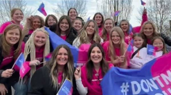 미국의 기독 학부모들이 지난 4월 미국 워싱턴에서 성혁명 물결에 반대하는 금식기도회에 참석해 기념사진을 찍고 있다. 허보이스무브먼트 제공