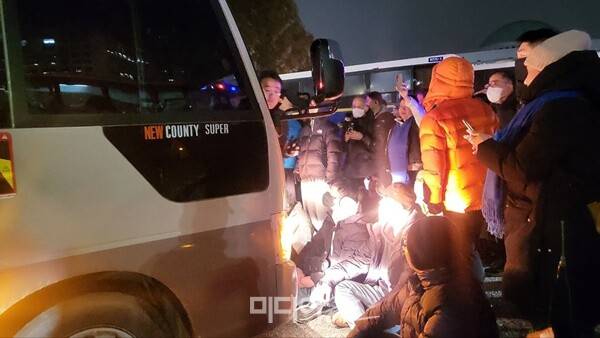 ▲3일 저녁 윤석열 대통령의 비상계엄 선포에 따라 수도방위사령부 소속 군인들이버스로 국회 정문을 통해 진입하려고 하자 시민들이 막아서고 있다. 사진=박재령 기자.