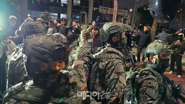 ▲4일 새벽 국회 인근의 계엄군 모습. 사진=김용욱 기자