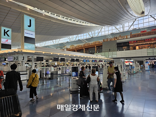 한국 계엄 관련 소식에 불안해하는 한국행 일본인 여행객들. [도쿄 이승훈 특파원]