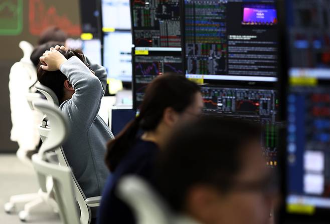 코스피가 36.10p(1.44%) 내린 2,464.00에 장을 종료한 4일 오후 서울 하나은행 본점 딜링룸에서 딜러들이 업무를 보고 있다. 2024.12.4 [사진 = 연합뉴스]