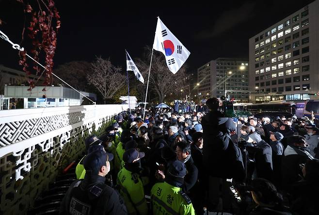 [서울=뉴시스] 김진아 기자 = 윤석열 대통령의 비상계엄 해제 요구 결의안이 국회 본회의에서 통과된 4일 새벽 서울 영등포구 국회 정문 앞에서 시민들이 윤석열 대통령 퇴진 촉구 구호를 외치고 있다. 2024.12.04. bluesoda@newsis.com /사진=김진아