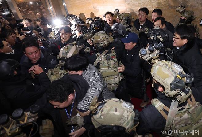 윤석열 대통령이 긴급 대국민 담화를 통해 비상계엄령을 발표한 가운데 4일 서울 여의도 국회 내부로 계엄군이 진입하자 보좌진들과 충돌하고 있다. /사진=뉴시스
