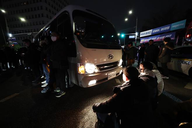 윤석열 대통령이 비상계엄령을 선포한 가운데 4일 새벽 서울 여의도 국회로 진입하려는 군 차량을 시민들이 막아서고 있다. /사진=뉴스1