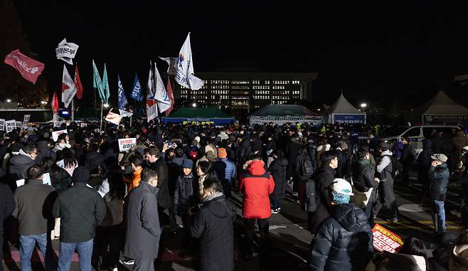 윤석열 대통령의 비상계엄 해제 요구 결의안이 국회 본회의에서 통과된 4일 새벽 서울 여의도 국회 정문 앞에 모인 시민들이 모여 있다. /사진=뉴스1