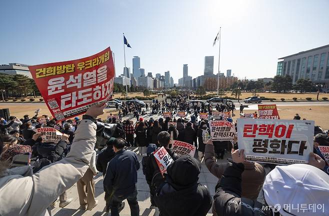 (서울=뉴스1) 이재명 기자 = 비상 계엄이 해제된 4일 오전 서울 여의도 국회 계단에서 더불어민주당 주최로 예정된 비상시국회의에 참석하기 위해 시민들이 경내로 들어서고 있다. 2024.12.4/뉴스1  Copyright (C) 뉴스1. All rights reserved. 무단 전재 및 재배포,  AI학습 이용 금지. /사진=(서울=뉴스1) 이재명 기자