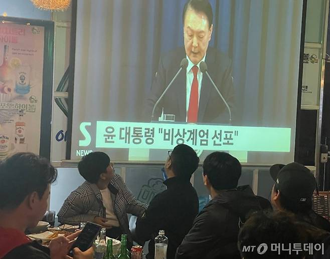 윤석열 대통령이 3일 비상계엄 선포를 발표하자 광주 서구 한 상가에서 방송을 지켜보는 시민들이 놀란 표정을 짓고 있다. 기사내용과 무관./사진=뉴스1 /사진=(광주=뉴스1) 김태성 기자