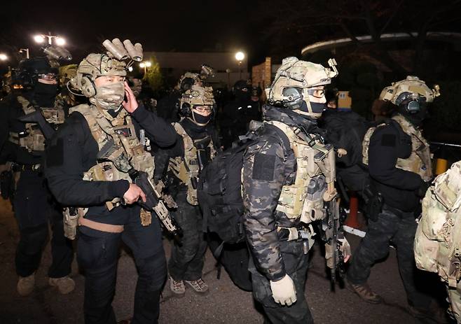 지난 3일 밤 11시48분쯤부터 서울 여의도 국회의사당 장악을 시도한 계엄군 280여명은 육군 특수전사령부(특전사) 예하 제1공수특전여단과 수도방위사령부(수방사) 제35특수임무대대 등의 최정예 부대원들로 파악됐다. 사진 속 총기는 K1 소총 몸체에 개머리판, 총열 덮개를 개량한 모습이 눈에 띈다. / 사진=뉴스1