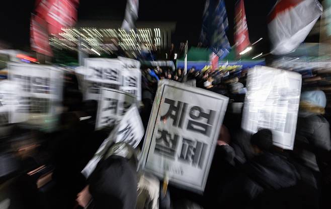 윤석열 대통령의 비상계엄 해제 요구 결의안이 국회 본회의에서 통과된 4일 새벽 서울 여의도 국회 정문 앞에 모인 시민들이 모여 있다. 여야는 이날 본회의에서 재석 190명 중 찬성 190명으로 비상계엄 해제 요구 결의안을 가결 처리했다. 이에 따라 계엄령 선포는 무효가 됐다고 국회의장실은 설명했다. /사진=뉴스1