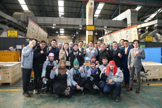 태국 하원 국방위 의장단 방문 태국 하원 국방위원회 의장단 일행이 지난 3일 한화오션 기술교육원을 찾아 교육 프로그램에 참여중인 태국 견습생들을 격려하고 있다. 한화오션 제공.