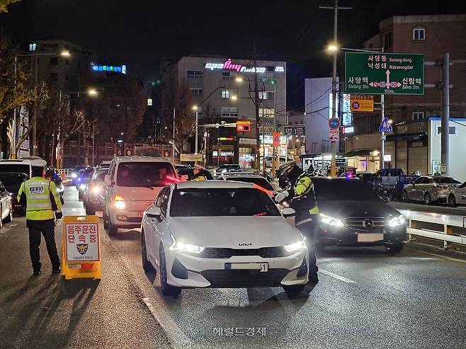 서울 관악경찰서는 이날 오후 8시부터 10시까지 경찰서장의 현장 지휘 아래 연말연시 음주·약물운전 단속을 실시했다. 이용경 기자